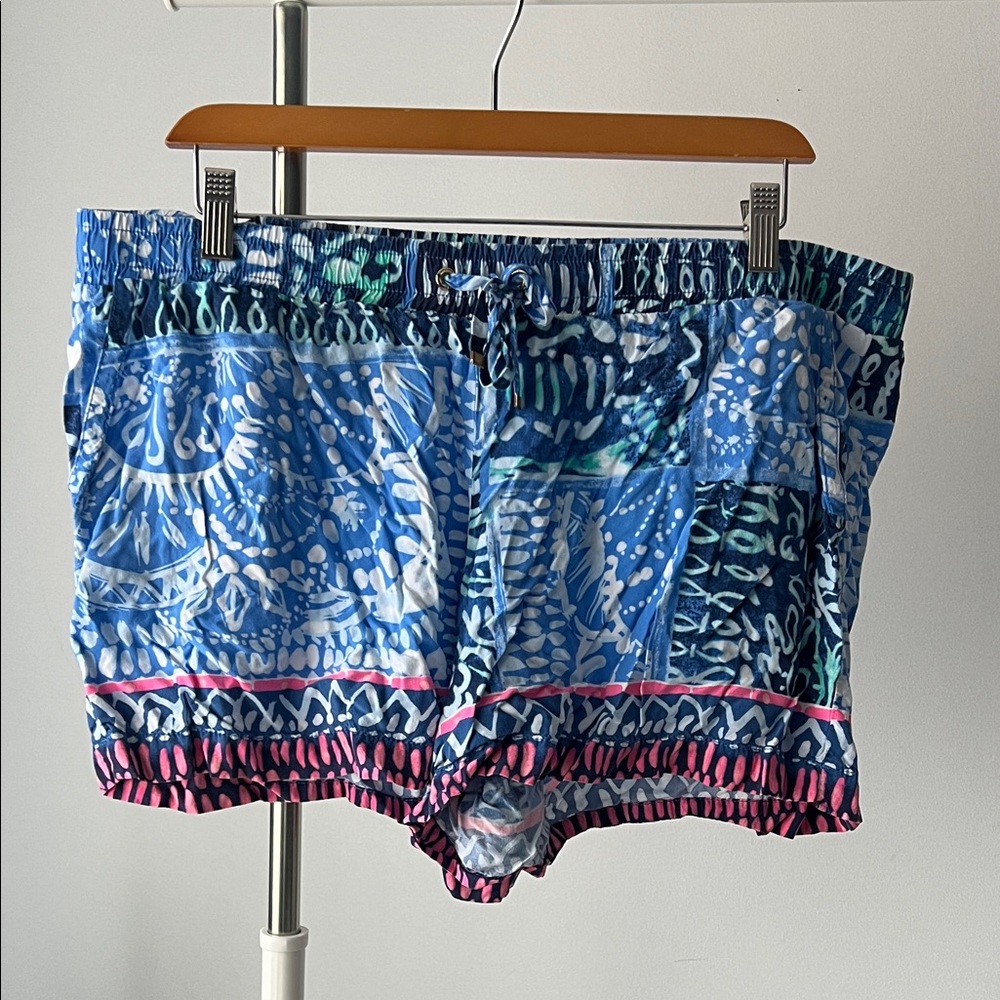 Lilly Pulitzer Blue and White Patterned Short XL